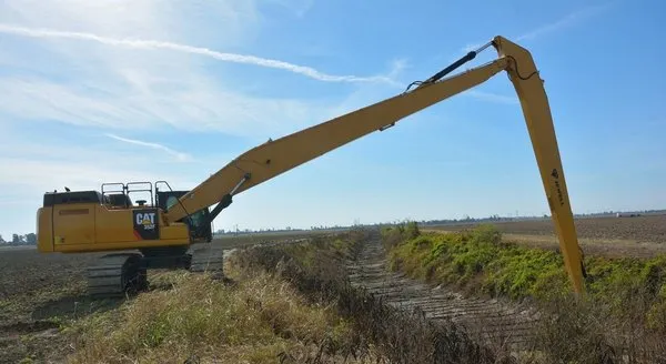 Modern Long Reach Excavator - Image 3